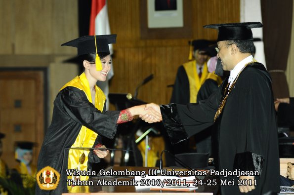 wisuda-fe-oleh-rektor-075-copy