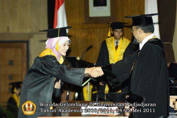 wisuda-fe-oleh-rektor-076-copy