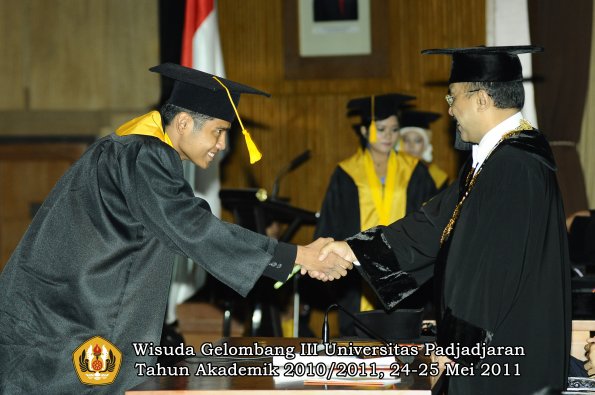 wisuda-fe-oleh-rektor-077-copy