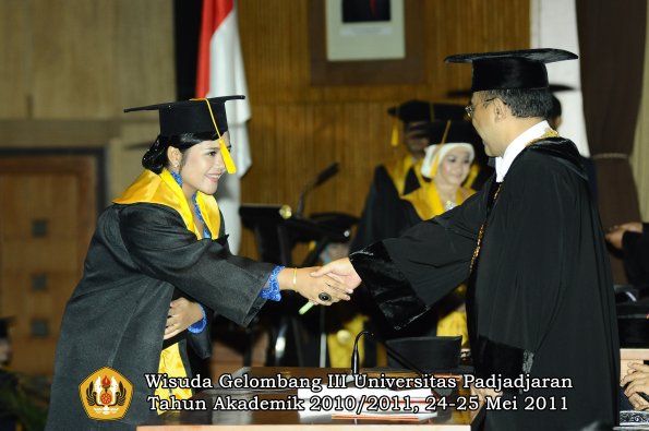 wisuda-fe-oleh-rektor-078-copy