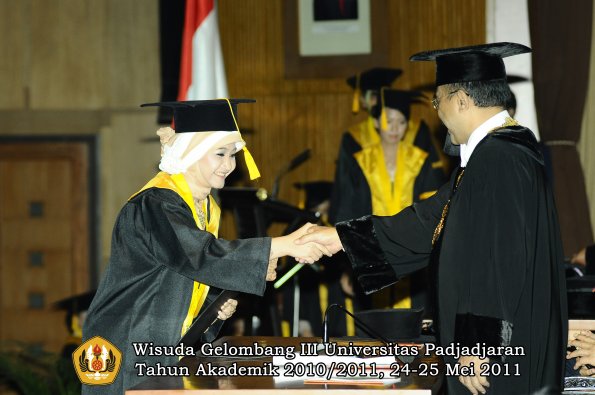 wisuda-fe-oleh-rektor-079-copy