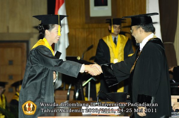 wisuda-fe-oleh-rektor-080-copy