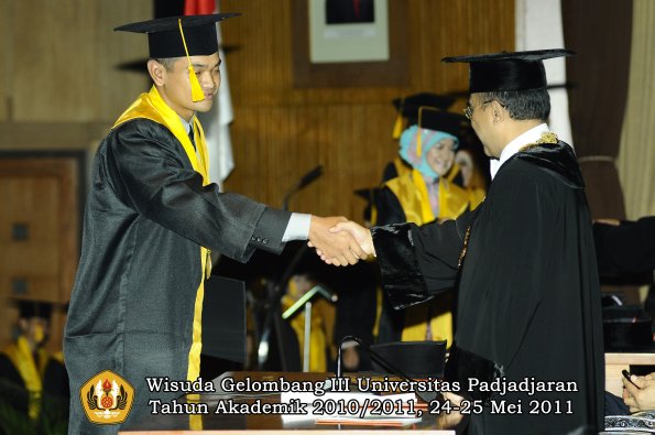 wisuda-fe-oleh-rektor-081-copy