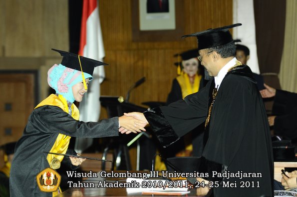 wisuda-fe-oleh-rektor-082-copy