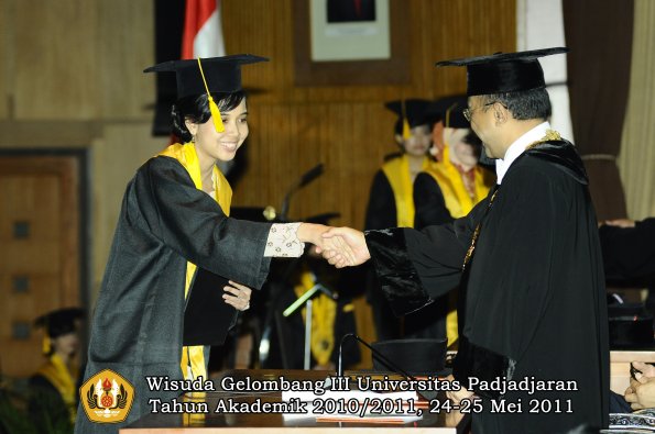 wisuda-fe-oleh-rektor-083-copy