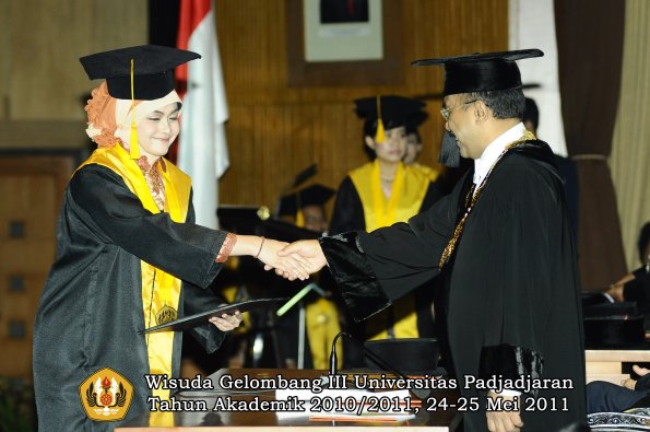 wisuda-fe-oleh-rektor-084-copy