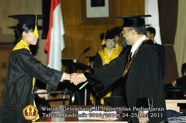 wisuda-fe-oleh-rektor-085-copy