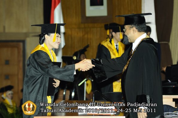 wisuda-fe-oleh-rektor-086-copy