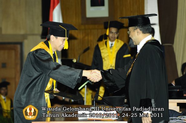 wisuda-fe-oleh-rektor-087-copy