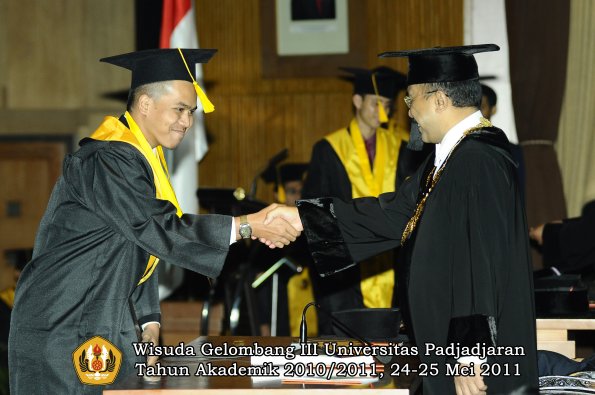 wisuda-fe-oleh-rektor-088-copy