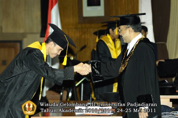 wisuda-fe-oleh-rektor-089-copy