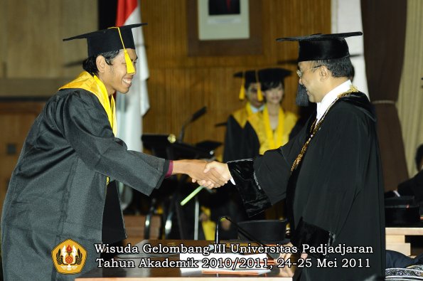 wisuda-fe-oleh-rektor-090-copy