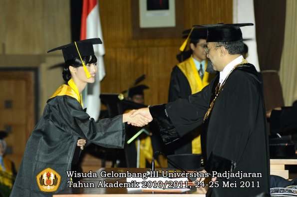 wisuda-fe-oleh-rektor-091-copy