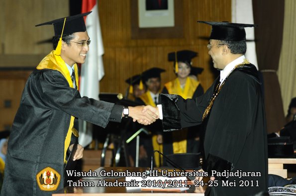 wisuda-fe-oleh-rektor-092-copy