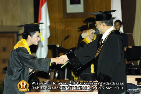 wisuda-fe-oleh-rektor-093-copy