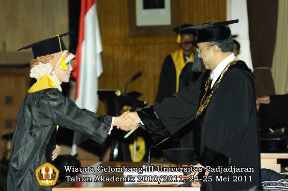 wisuda-fe-oleh-rektor-094-copy