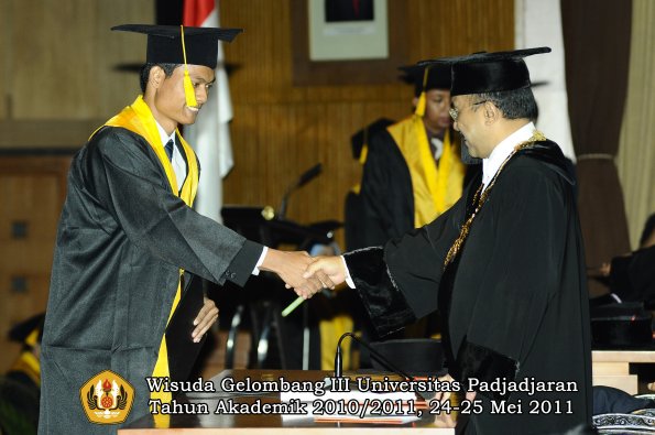 wisuda-fe-oleh-rektor-095-copy