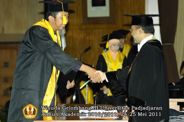 wisuda-fe-oleh-rektor-096-copy