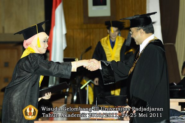 wisuda-fe-oleh-rektor-097-copy