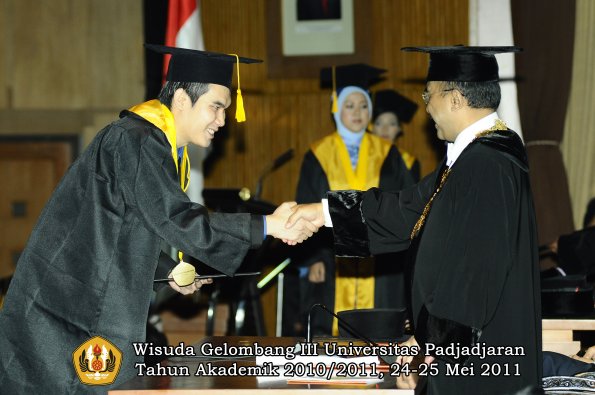 wisuda-fe-oleh-rektor-098-copy