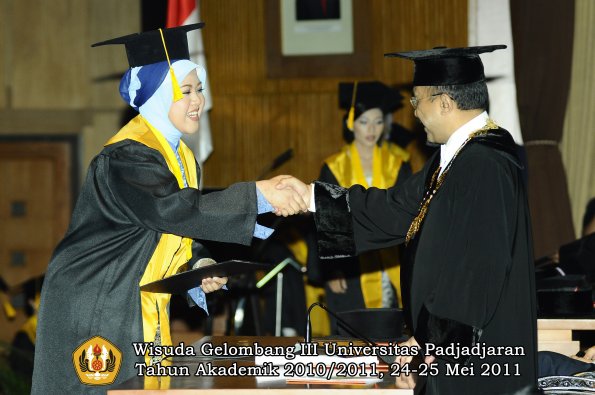 wisuda-fe-oleh-rektor-099-copy