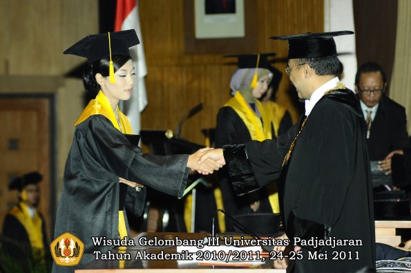 wisuda-fe-oleh-rektor-100-copy