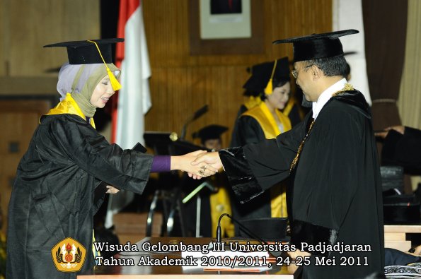 wisuda-fe-oleh-rektor-101-copy