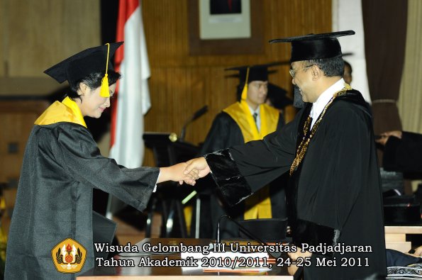 wisuda-fe-oleh-rektor-102-copy