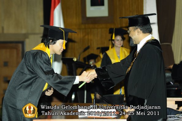 wisuda-fe-oleh-rektor-103-copy