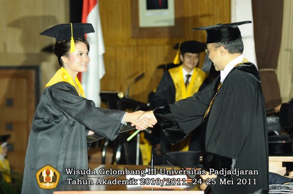 wisuda-fe-oleh-rektor-104-copy