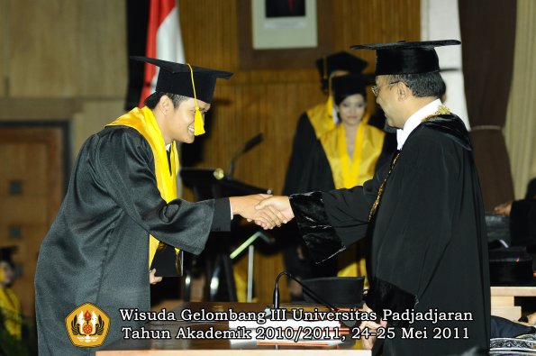 wisuda-fe-oleh-rektor-105-copy