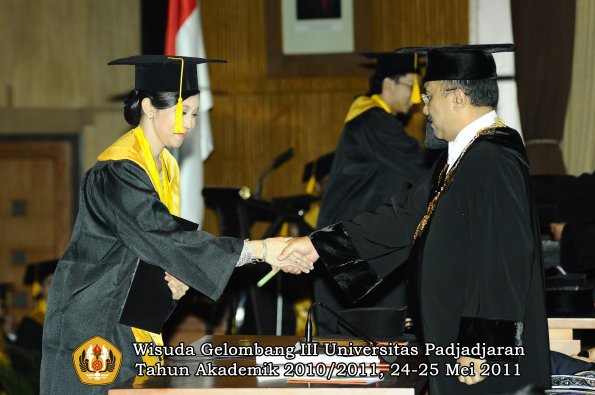 wisuda-fe-oleh-rektor-106-copy