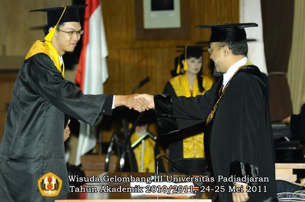 wisuda-fe-oleh-rektor-107-copy