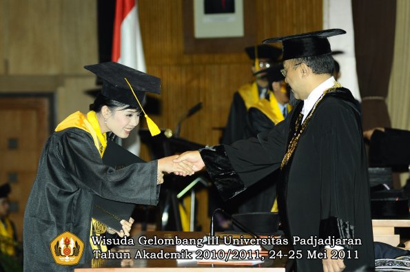 wisuda-fe-oleh-rektor-108-copy