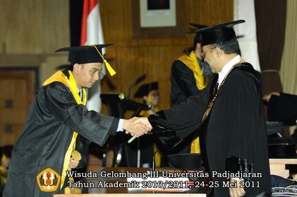 wisuda-fe-oleh-rektor-109-copy