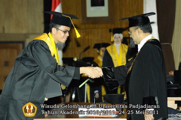 wisuda-fe-oleh-rektor-110-copy