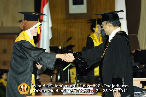 wisuda-fe-oleh-rektor-111-copy