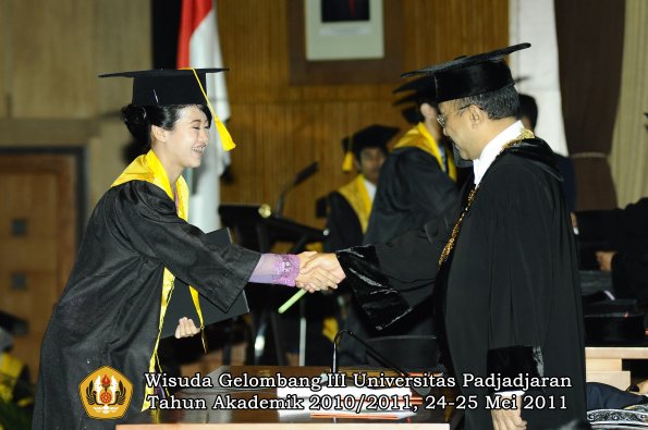 wisuda-fe-oleh-rektor-112-copy