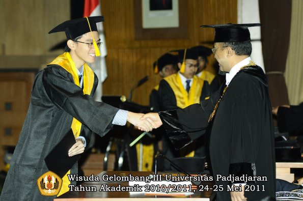 wisuda-fe-oleh-rektor-113-copy