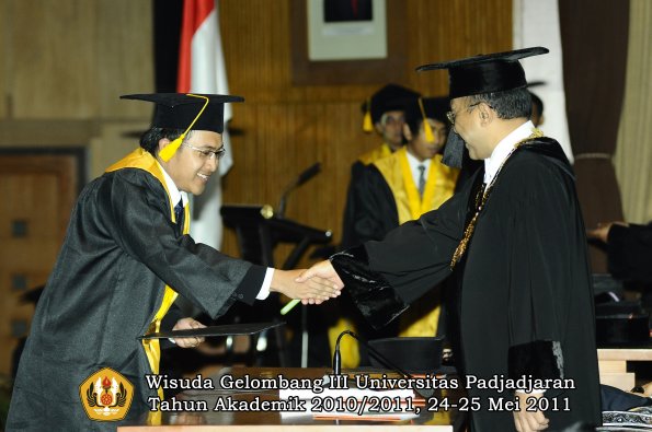 wisuda-fe-oleh-rektor-114-copy