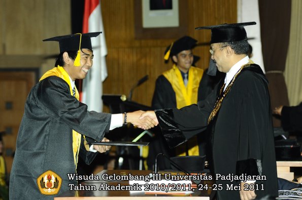 wisuda-fe-oleh-rektor-115-copy