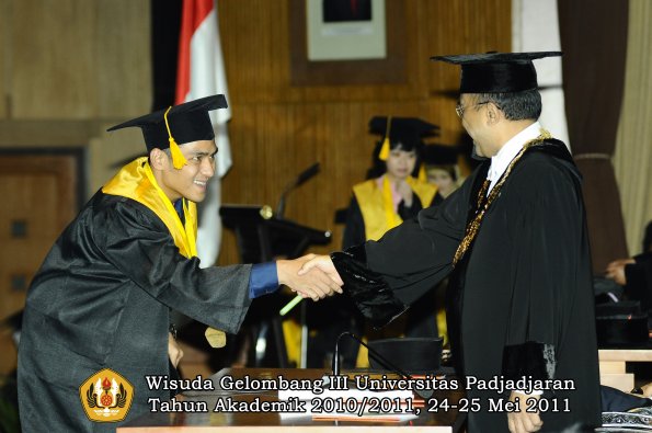 wisuda-fe-oleh-rektor-116-copy