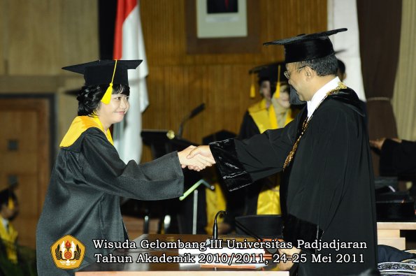 wisuda-fe-oleh-rektor-117-copy