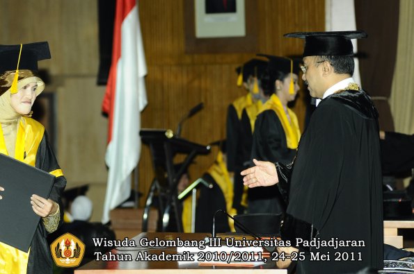 wisuda-fe-oleh-rektor-118-copy