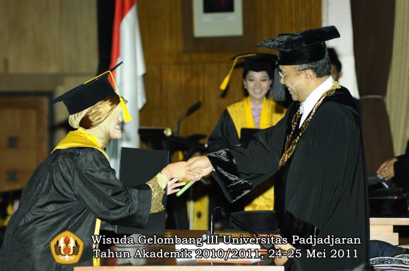 wisuda-fe-oleh-rektor-119-copy