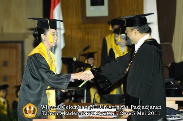 wisuda-fe-oleh-rektor-120-copy