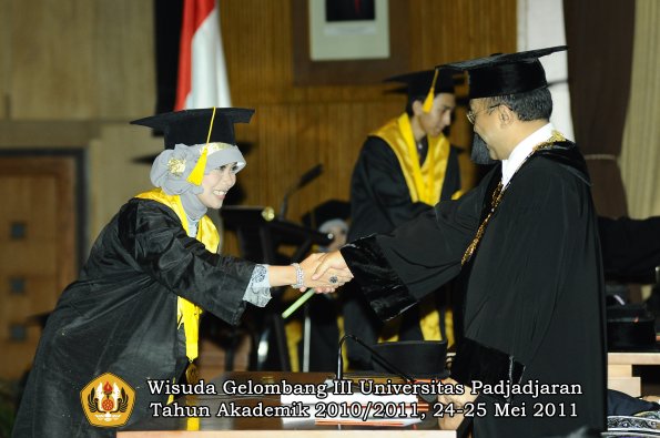 wisuda-fe-oleh-rektor-121-copy