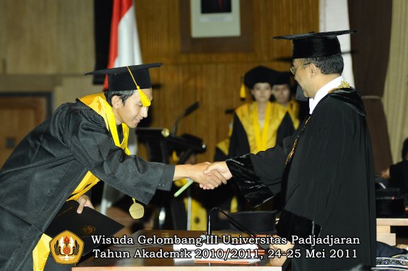 wisuda-fe-oleh-rektor-122-copy