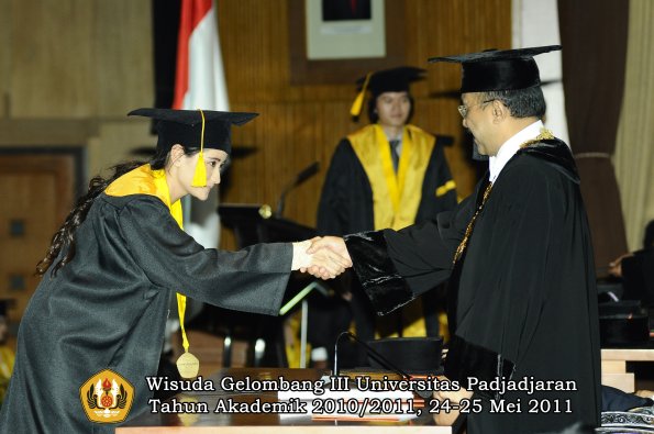 wisuda-fe-oleh-rektor-123-copy