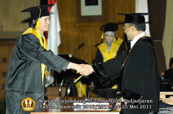 wisuda-fe-oleh-rektor-124-copy